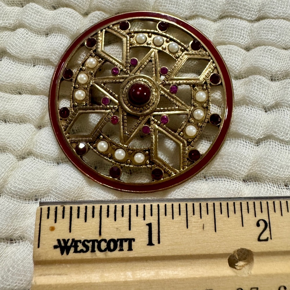Brooch circle with red and pearl tones on gold vintage